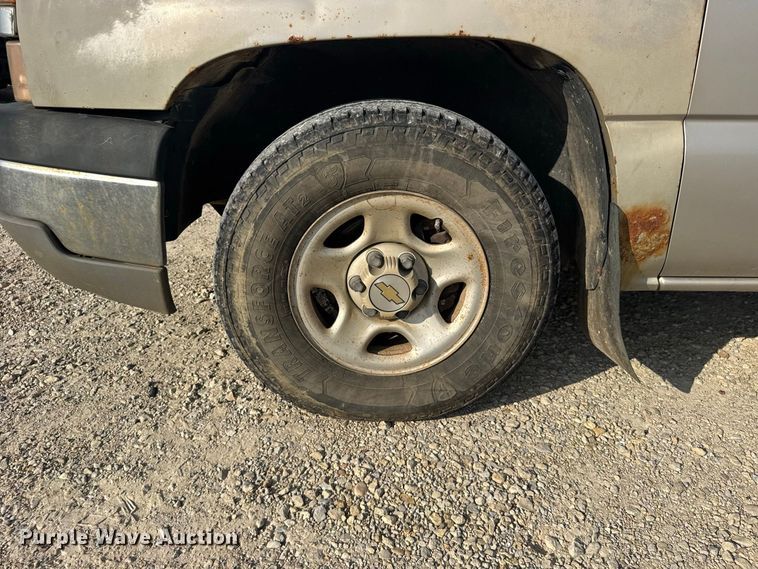 image for item DY3184 2004 Chevrolet Silverado 1500 pickup truck