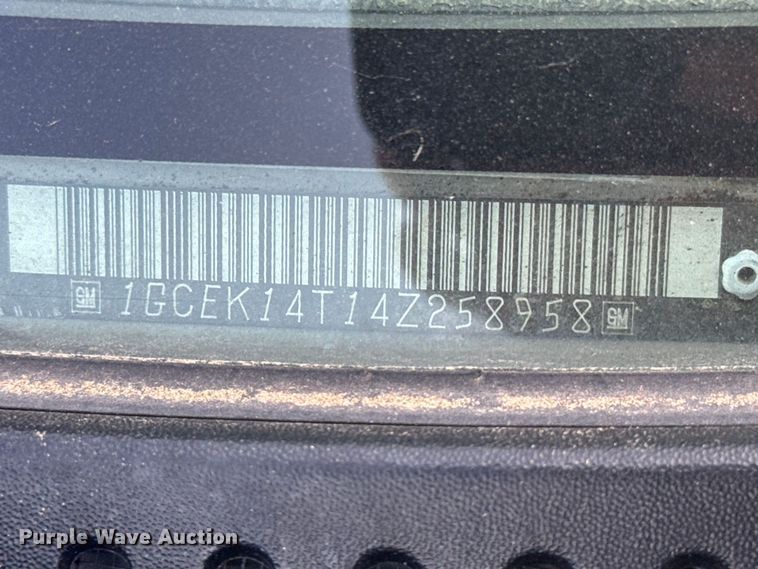 image for item DY3184 2004 Chevrolet Silverado 1500 pickup truck