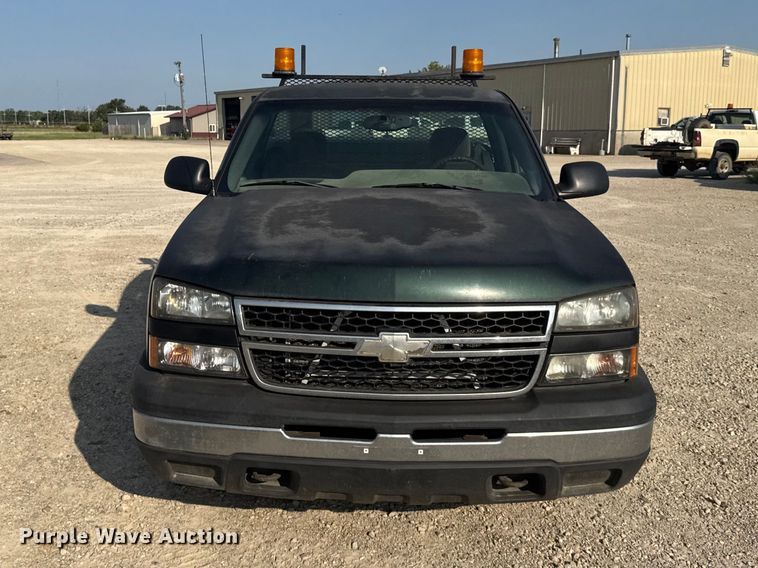image for item DY3185 2006 Chevrolet Silverado 1500 pickup truck