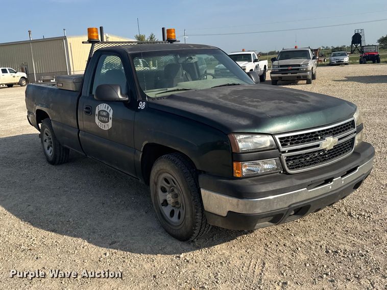 image for item DY3185 2006 Chevrolet Silverado 1500 pickup truck
