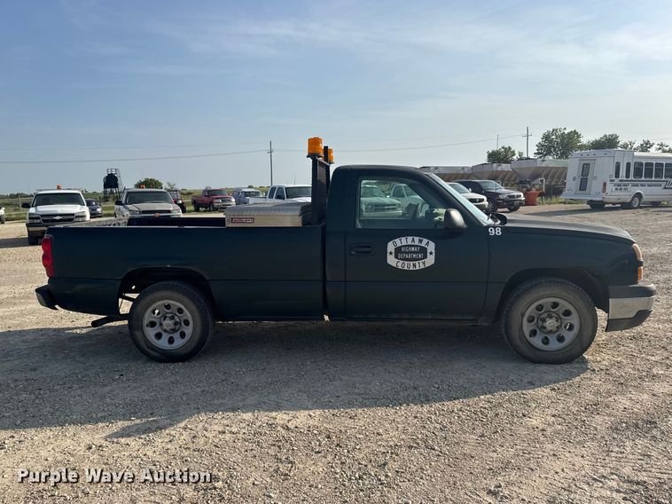 image for item DY3185 2006 Chevrolet Silverado 1500 pickup truck