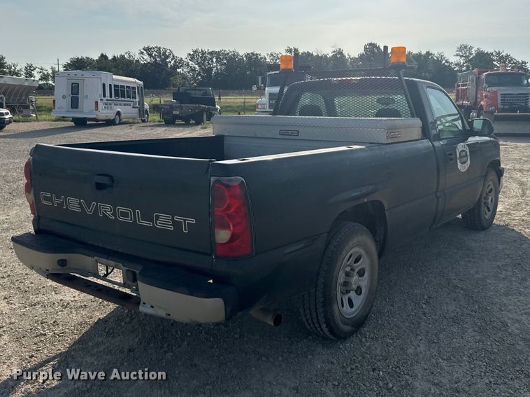 image for item DY3185 2006 Chevrolet Silverado 1500 pickup truck