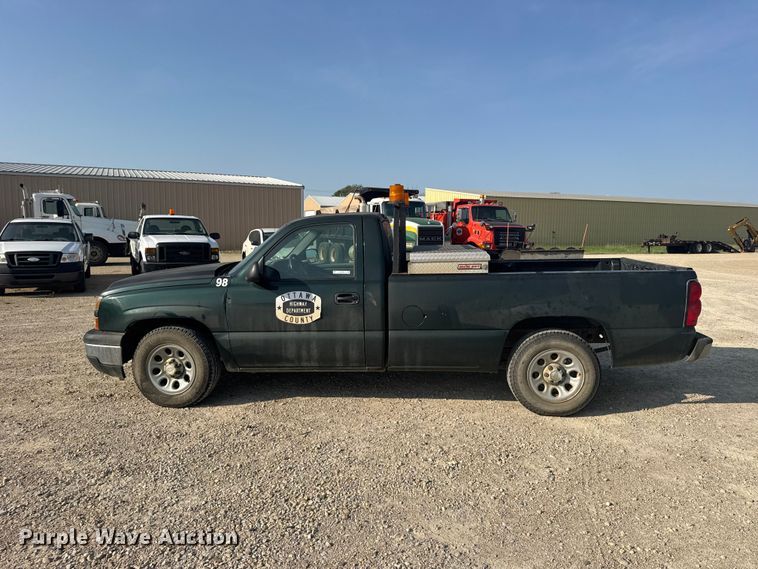image for item DY3185 2006 Chevrolet Silverado 1500 pickup truck