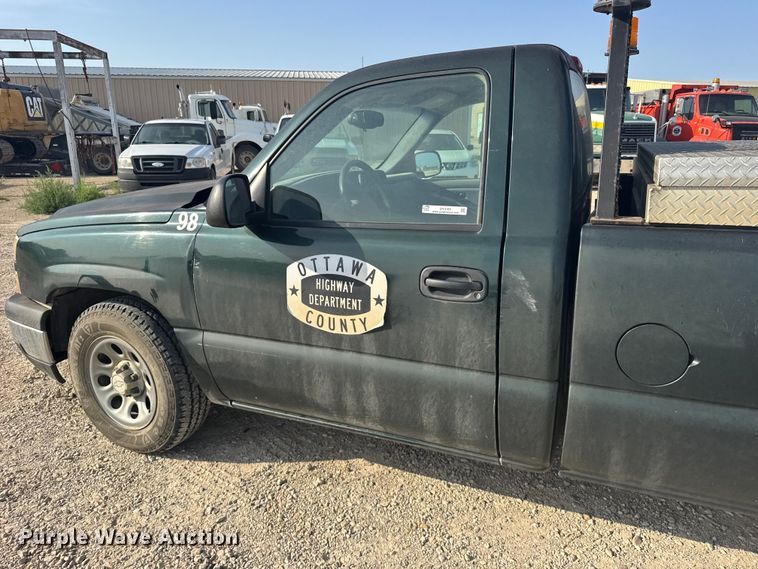 image for item DY3185 2006 Chevrolet Silverado 1500 pickup truck