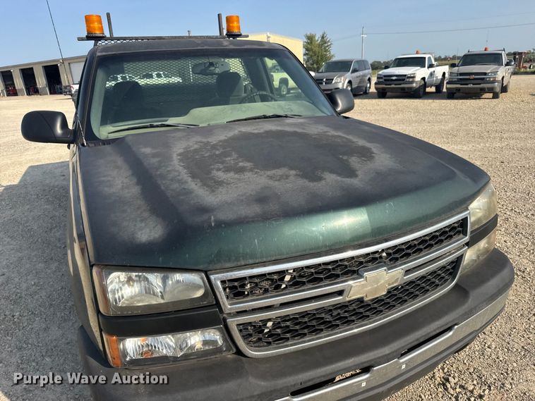 image for item DY3185 2006 Chevrolet Silverado 1500 pickup truck