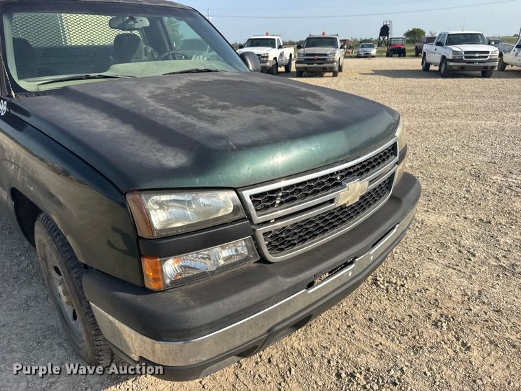 image for item DY3185 2006 Chevrolet Silverado 1500 pickup truck