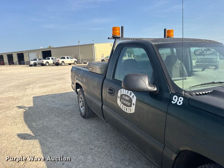 image for item DY3185 2006 Chevrolet Silverado 1500 pickup truck
