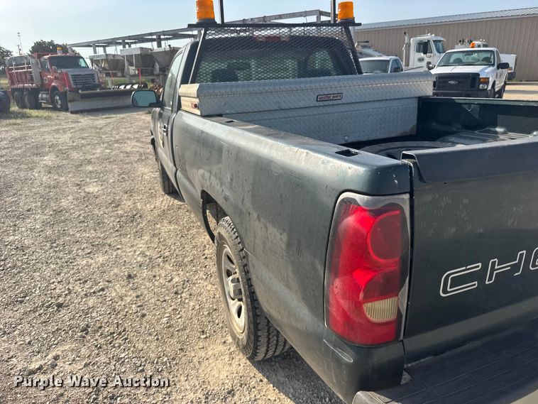 image for item DY3185 2006 Chevrolet Silverado 1500 pickup truck