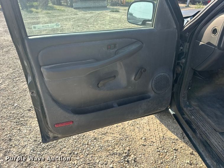 image for item DY3185 2006 Chevrolet Silverado 1500 pickup truck