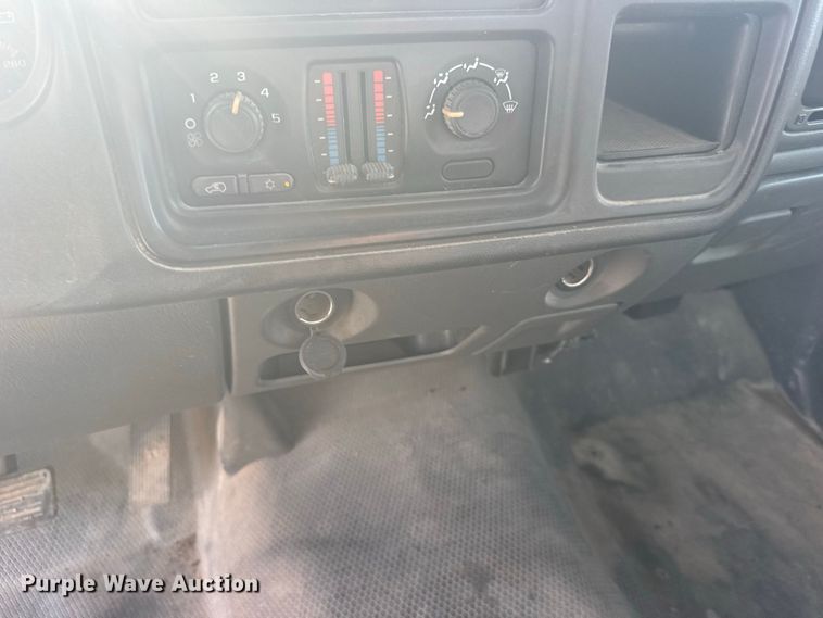 image for item DY3185 2006 Chevrolet Silverado 1500 pickup truck