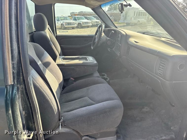 image for item DY3185 2006 Chevrolet Silverado 1500 pickup truck