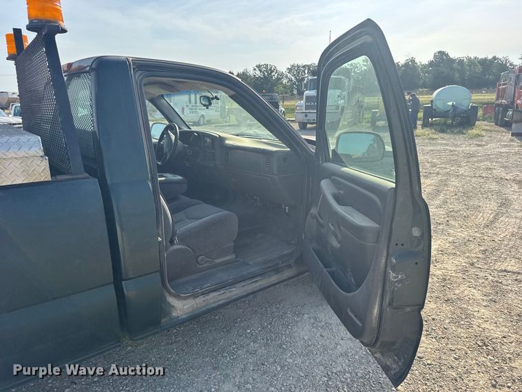 image for item DY3185 2006 Chevrolet Silverado 1500 pickup truck