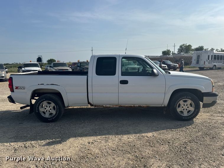 image for item DY3186 2005 Chevrolet Silverado 1500 Ext. Cab pickup truck