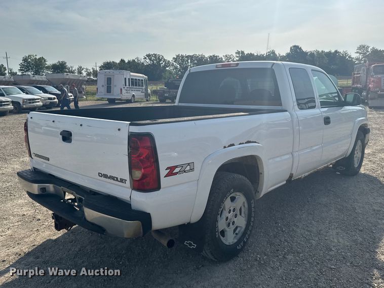image for item DY3186 2005 Chevrolet Silverado 1500 Ext. Cab pickup truck