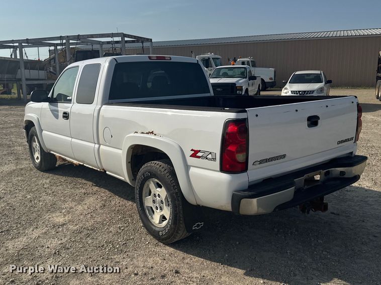 image for item DY3186 2005 Chevrolet Silverado 1500 Ext. Cab pickup truck