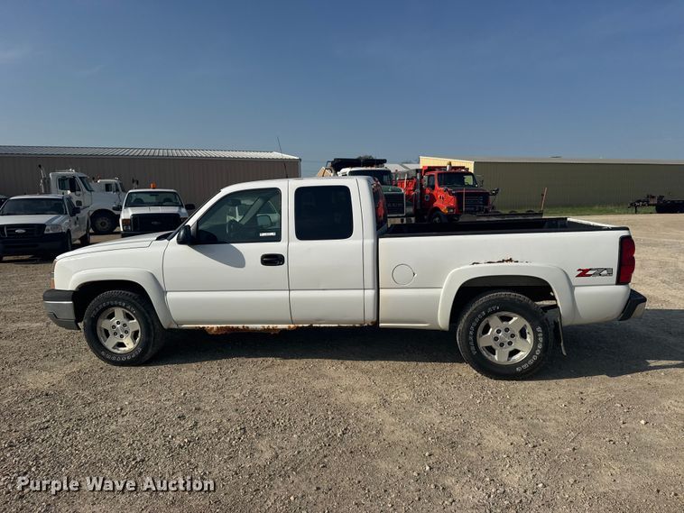 image for item DY3186 2005 Chevrolet Silverado 1500 Ext. Cab pickup truck