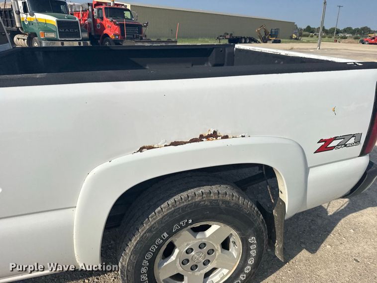 image for item DY3186 2005 Chevrolet Silverado 1500 Ext. Cab pickup truck