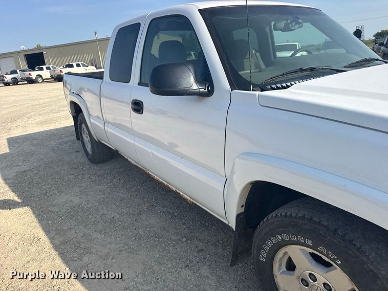 image for item DY3186 2005 Chevrolet Silverado 1500 Ext. Cab pickup truck