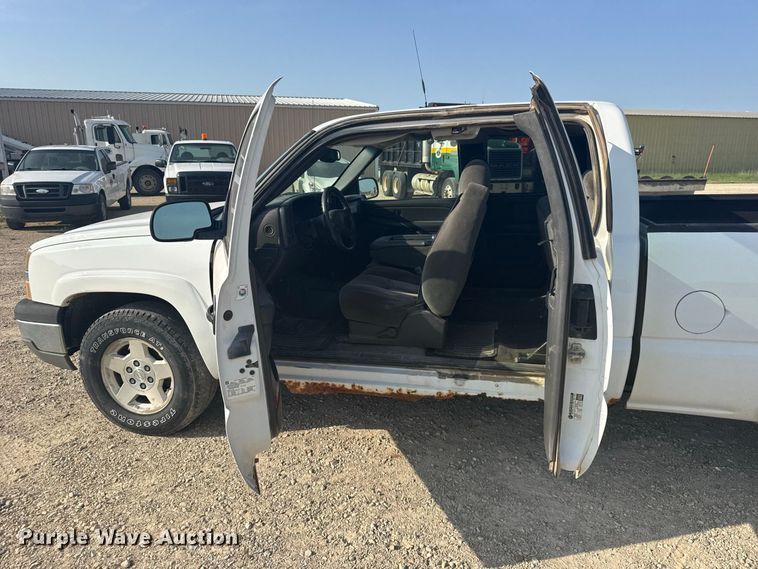 image for item DY3186 2005 Chevrolet Silverado 1500 Ext. Cab pickup truck