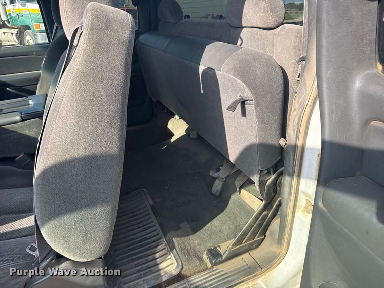 image for item DY3186 2005 Chevrolet Silverado 1500 Ext. Cab pickup truck