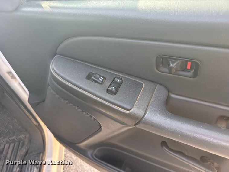image for item DY3186 2005 Chevrolet Silverado 1500 Ext. Cab pickup truck