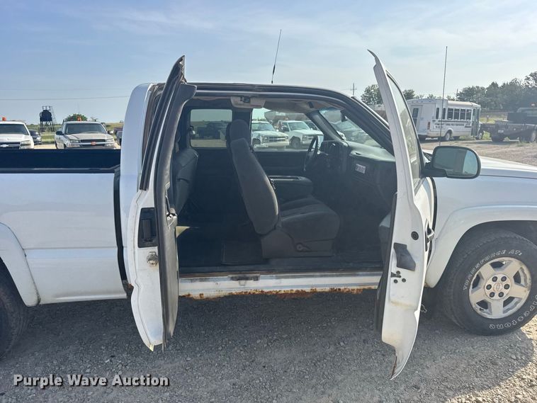 image for item DY3186 2005 Chevrolet Silverado 1500 Ext. Cab pickup truck