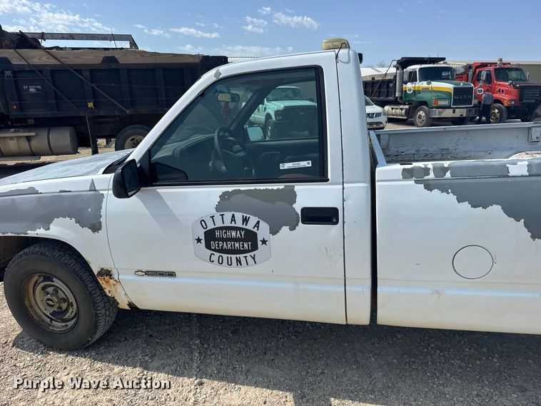 image for item DY3187 1995 Chevrolet C1500 pickup truck