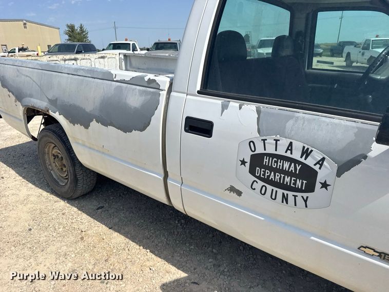 image for item DY3187 1995 Chevrolet C1500 pickup truck