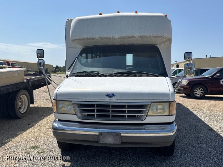 image for item DY3190 1993 Ford E-350 shuttle bus