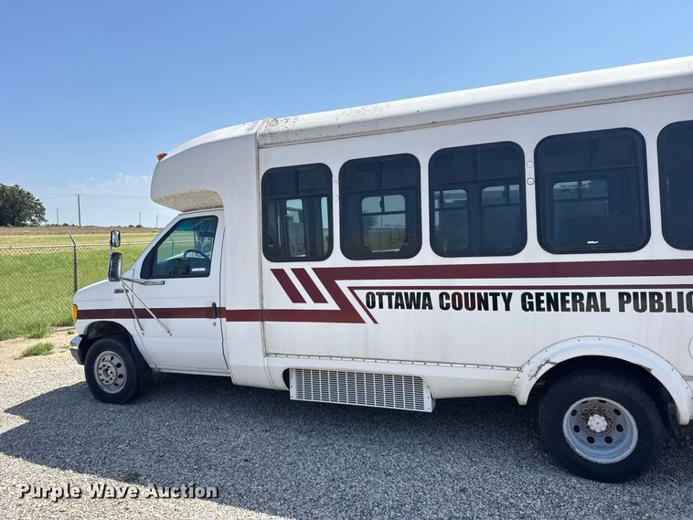 image for item DY3190 1993 Ford E-350 shuttle bus