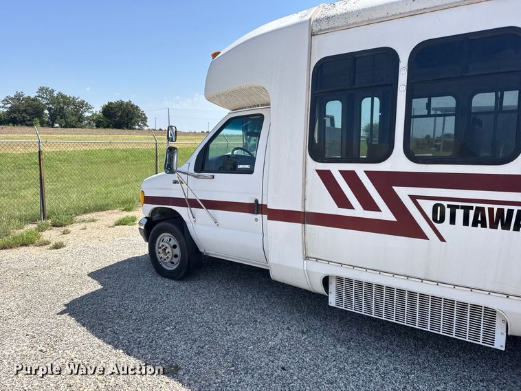 image for item DY3190 1993 Ford E-350 shuttle bus