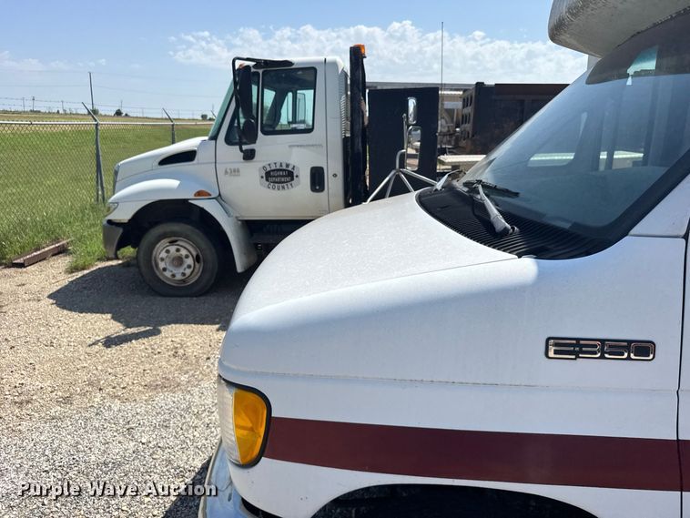image for item DY3190 1993 Ford E-350 shuttle bus