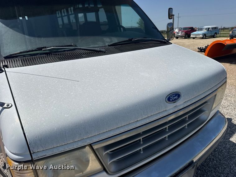 image for item DY3190 1993 Ford E-350 shuttle bus