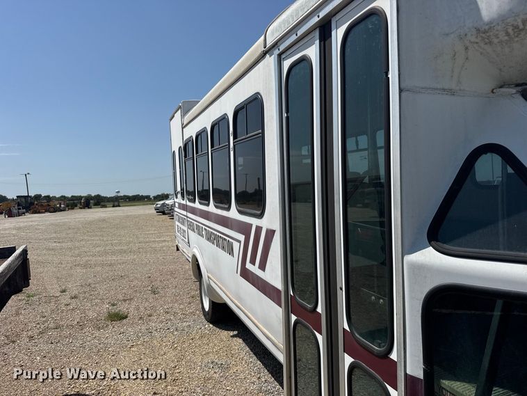 image for item DY3190 1993 Ford E-350 shuttle bus
