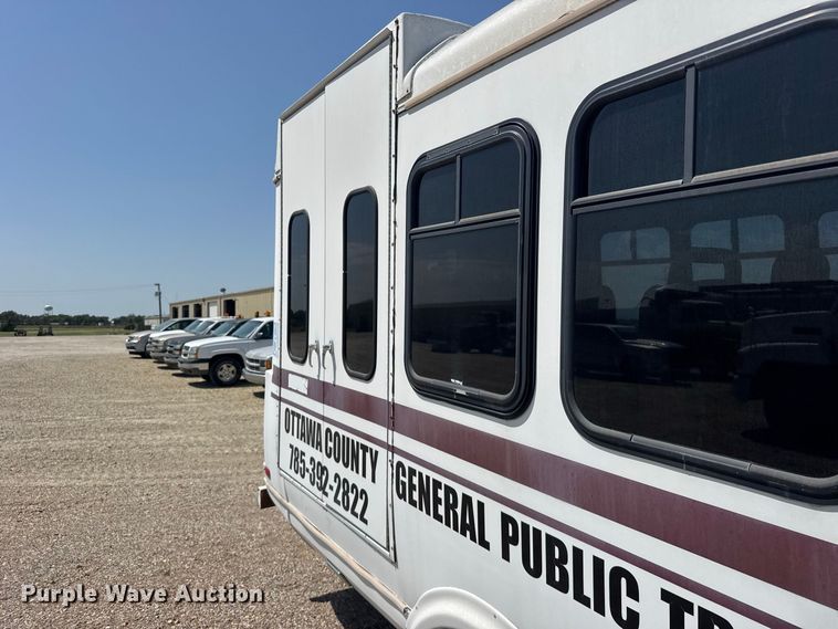 image for item DY3190 1993 Ford E-350 shuttle bus