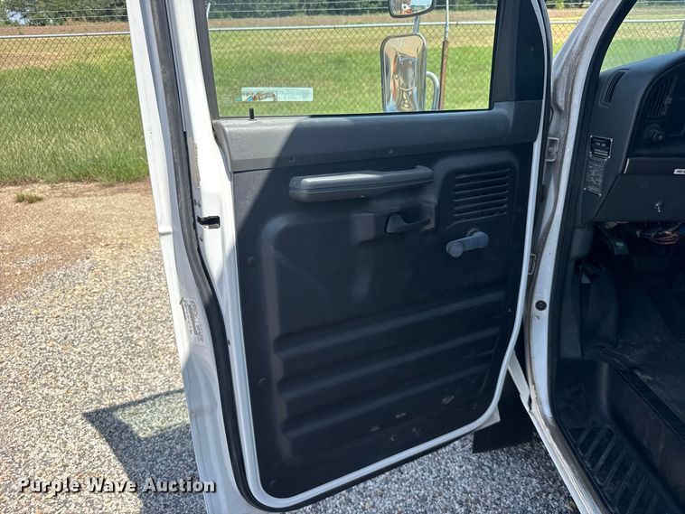 image for item DY3190 1993 Ford E-350 shuttle bus