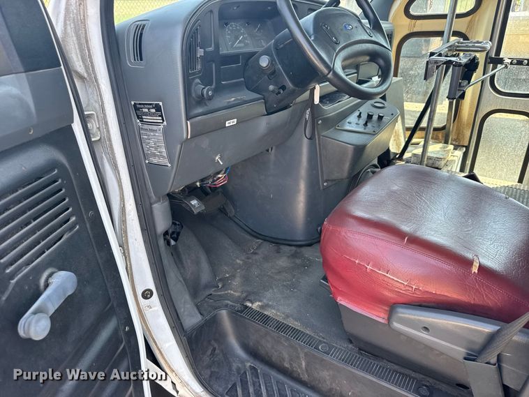 image for item DY3190 1993 Ford E-350 shuttle bus