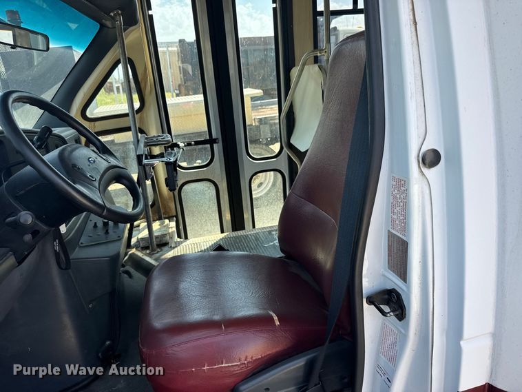 image for item DY3190 1993 Ford E-350 shuttle bus