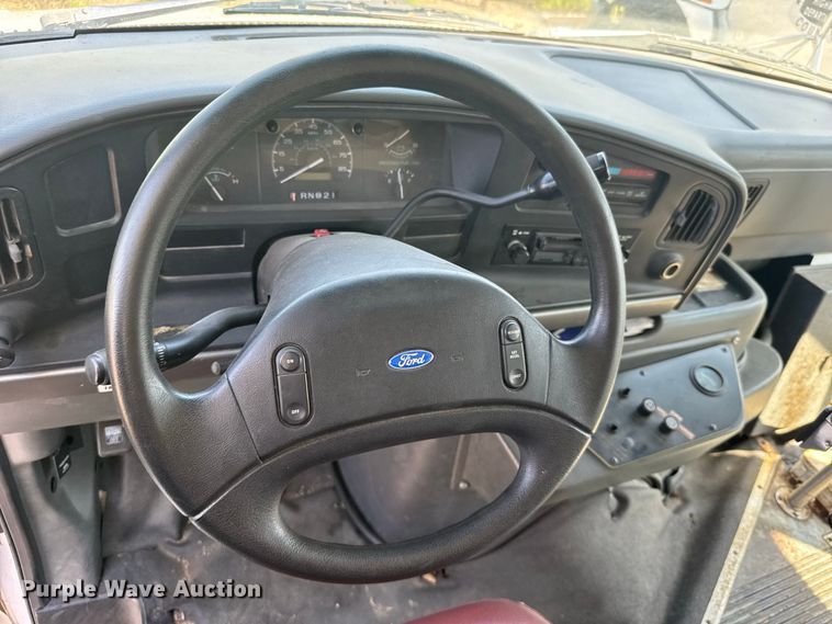 image for item DY3190 1993 Ford E-350 shuttle bus
