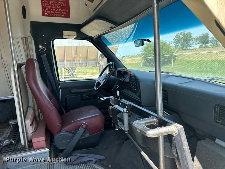 image for item DY3190 1993 Ford E-350 shuttle bus