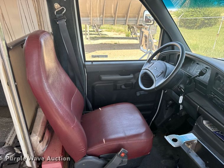 image for item DY3190 1993 Ford E-350 shuttle bus