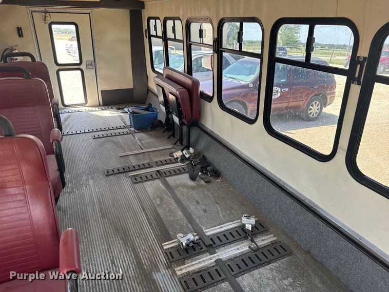 image for item DY3190 1993 Ford E-350 shuttle bus