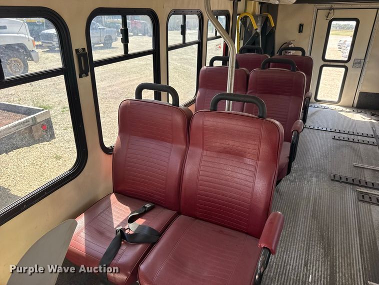 image for item DY3190 1993 Ford E-350 shuttle bus