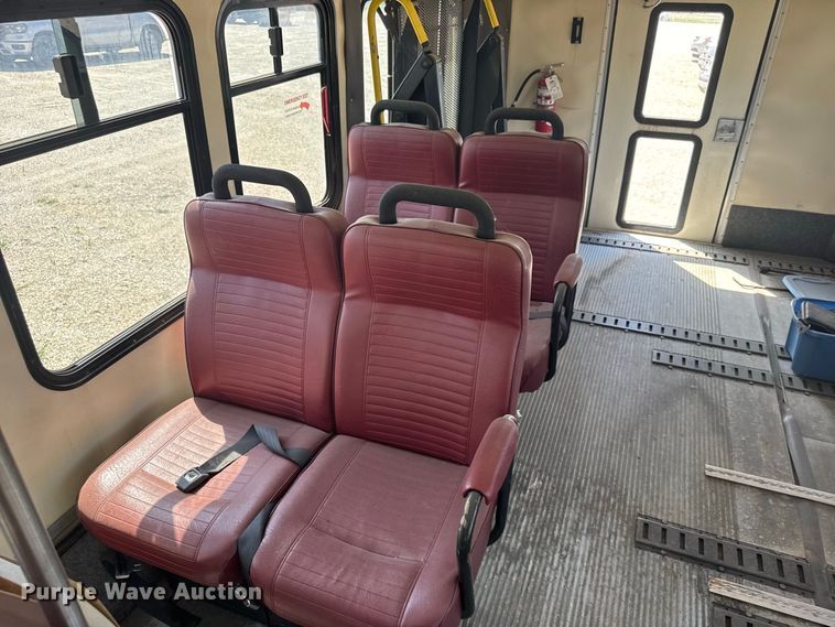 image for item DY3190 1993 Ford E-350 shuttle bus