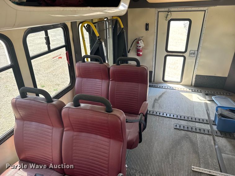 image for item DY3190 1993 Ford E-350 shuttle bus