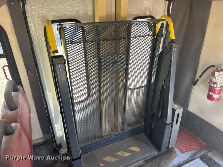 image for item DY3190 1993 Ford E-350 shuttle bus