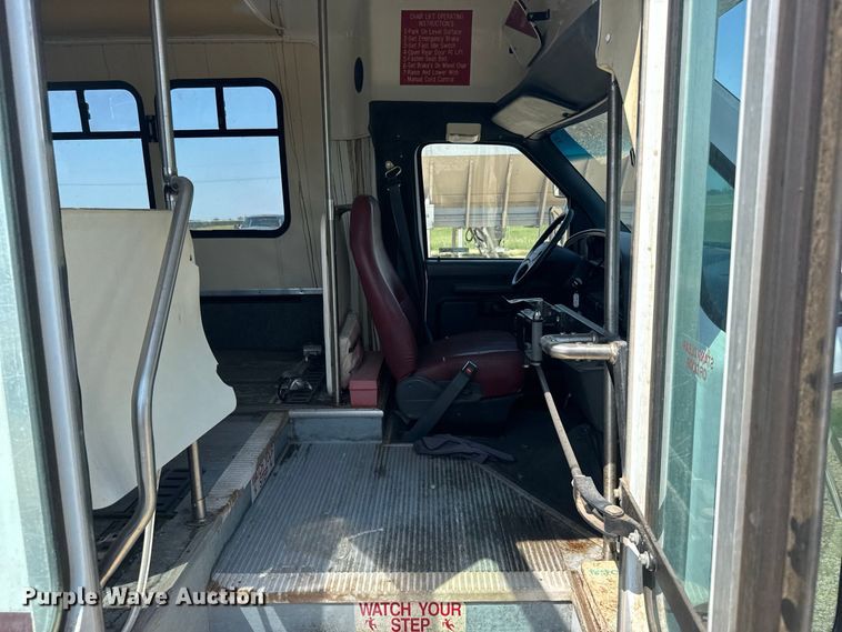 image for item DY3190 1993 Ford E-350 shuttle bus