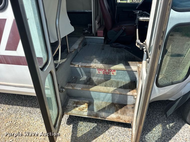 image for item DY3190 1993 Ford E-350 shuttle bus