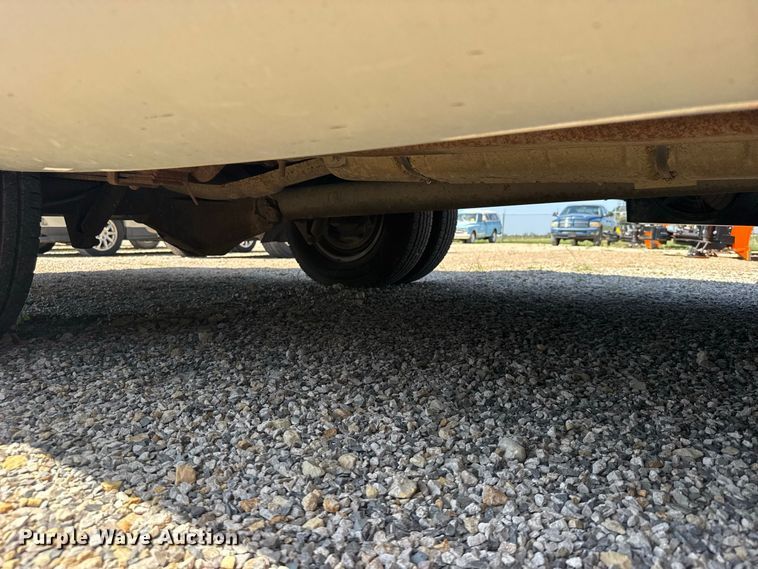 image for item DY3190 1993 Ford E-350 shuttle bus