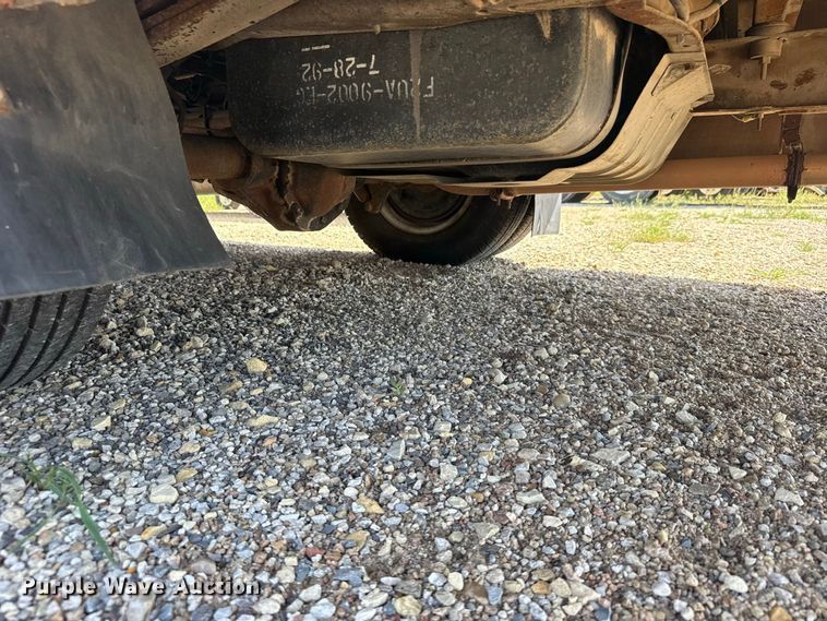 image for item DY3190 1993 Ford E-350 shuttle bus